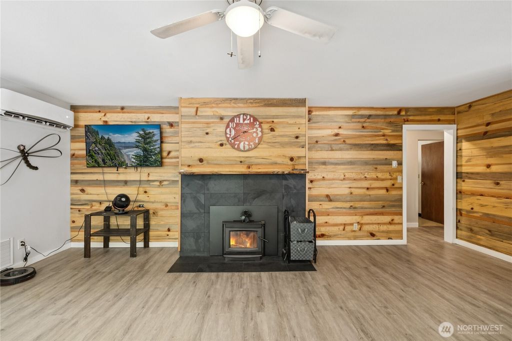 Photo of 902 W Stanley Street, Granite Falls, WA 98252 (MLS # 2372976)