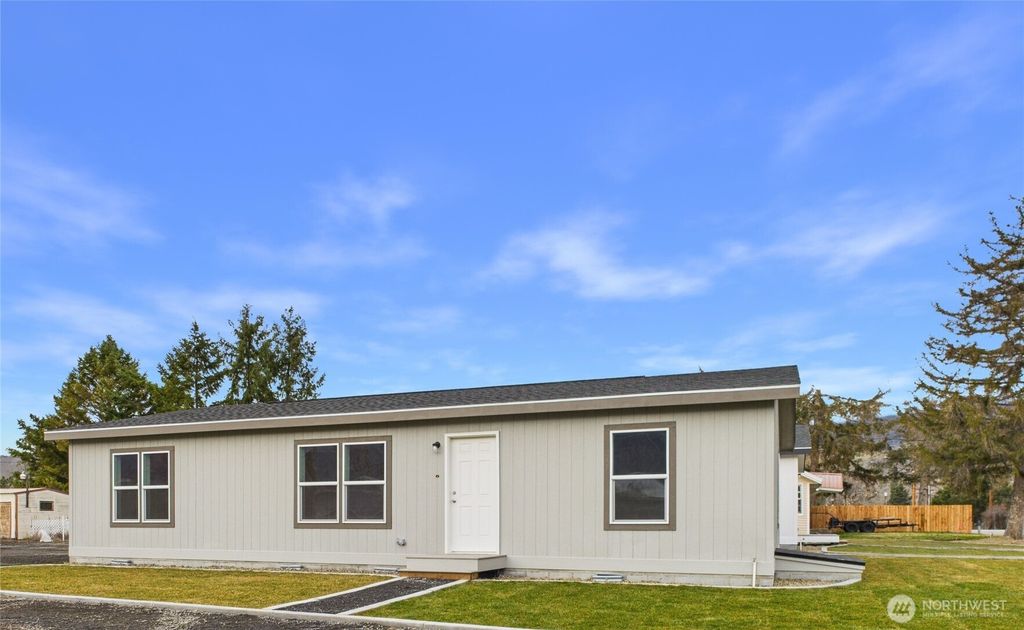 Photo of 401 2nd Street SW, Rock Island, WA 98850 (MLS # 2477870)