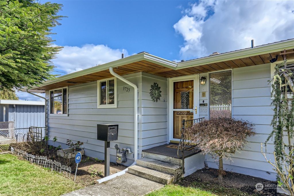 Photo of 3725 Federal Avenue, Everett, WA 98201 (MLS # 2049605)