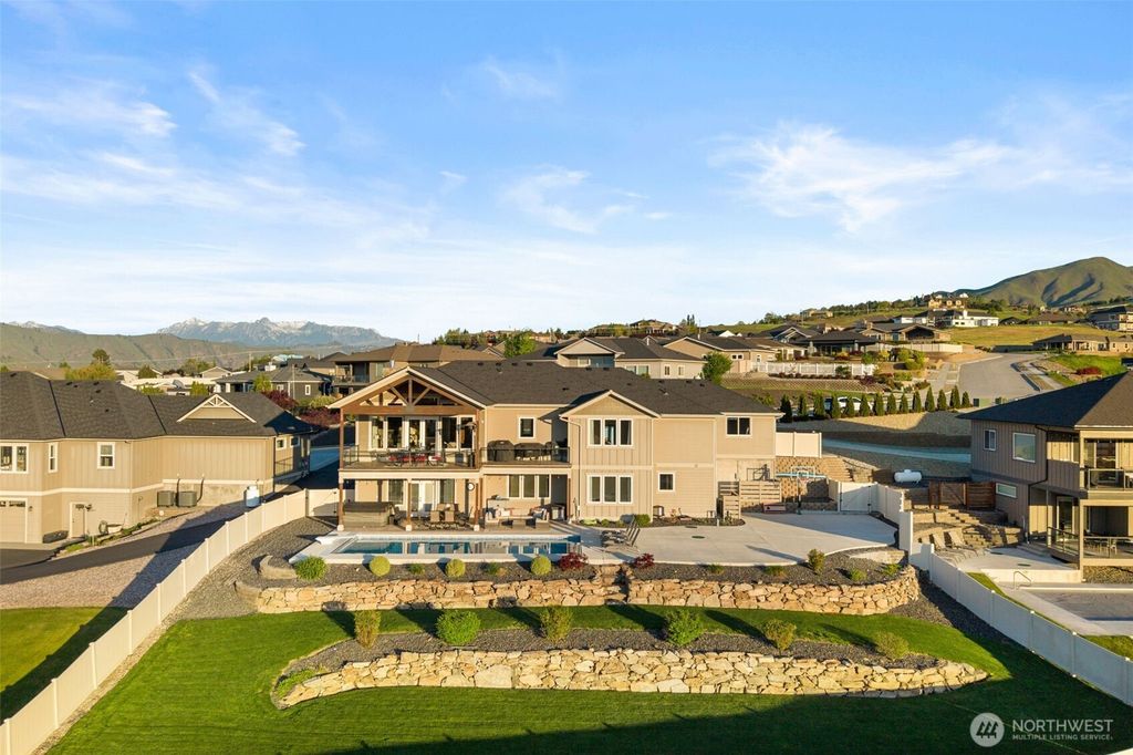 Photo of 850 Autumn Crest Drive, Wenatchee, WA 98801 (MLS # 2515004)