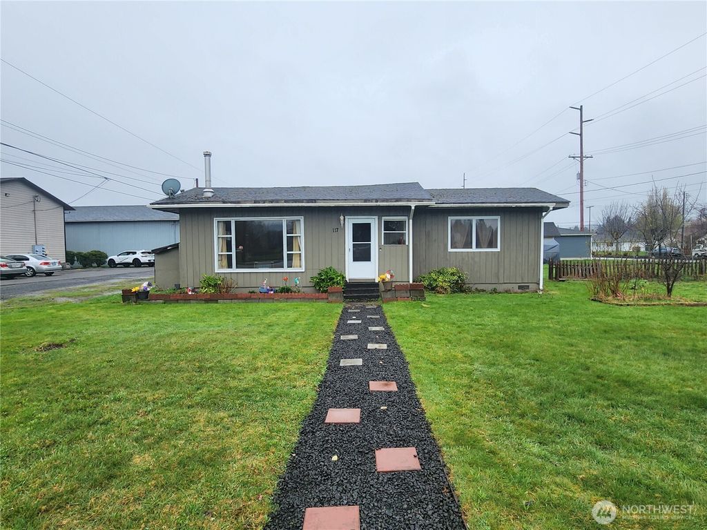 Photo of 117 J Street, Cosmopolis, WA 98537 (MLS # 2495093)