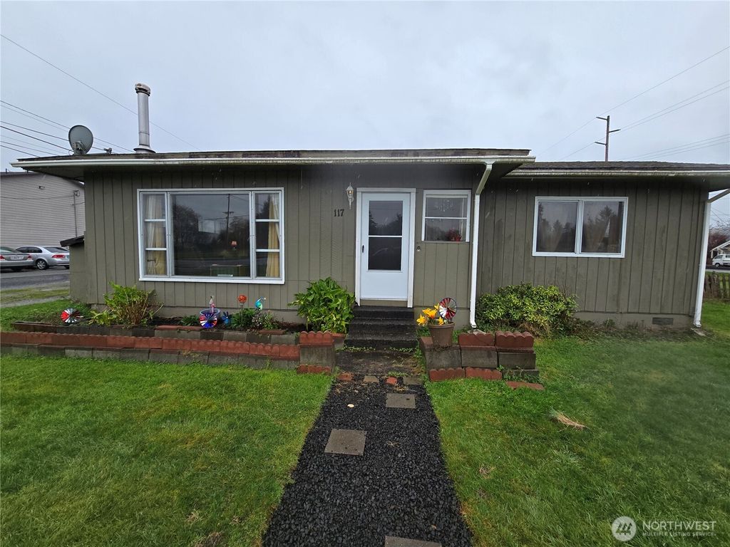 Photo of 117 J Street, Cosmopolis, WA 98537 (MLS # 2495093)