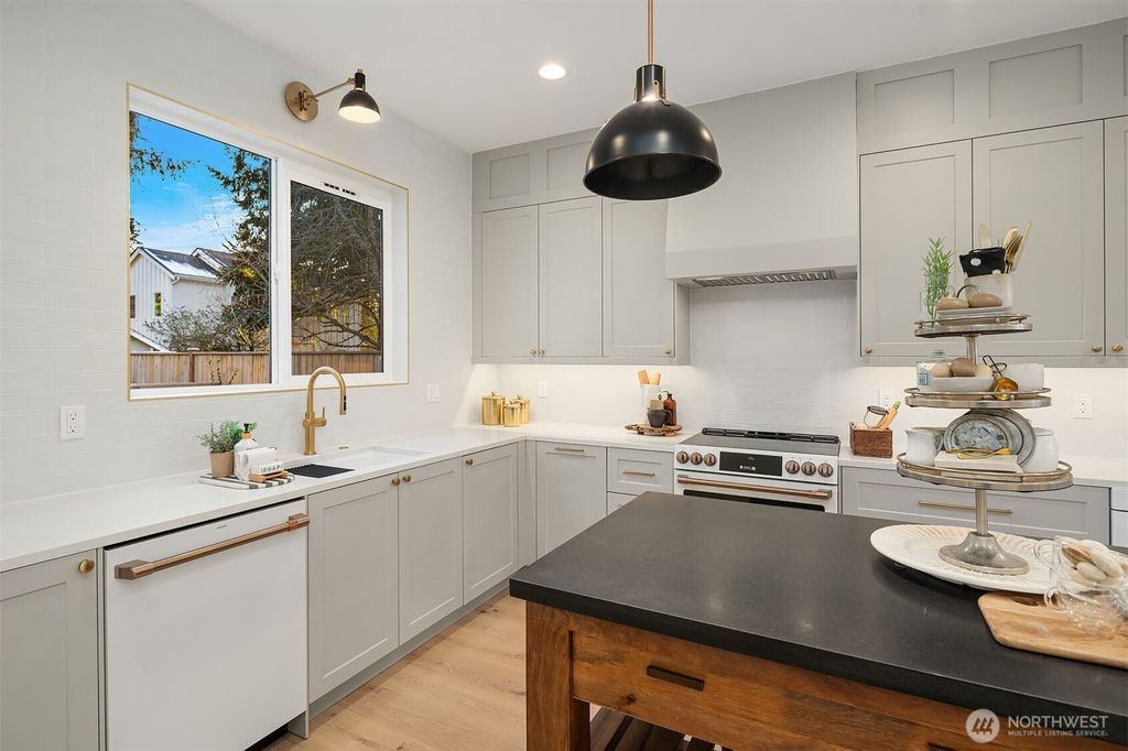 Photo of 12845 NE 113th Street, Kirkland, WA 98033 (MLS # 2369131)