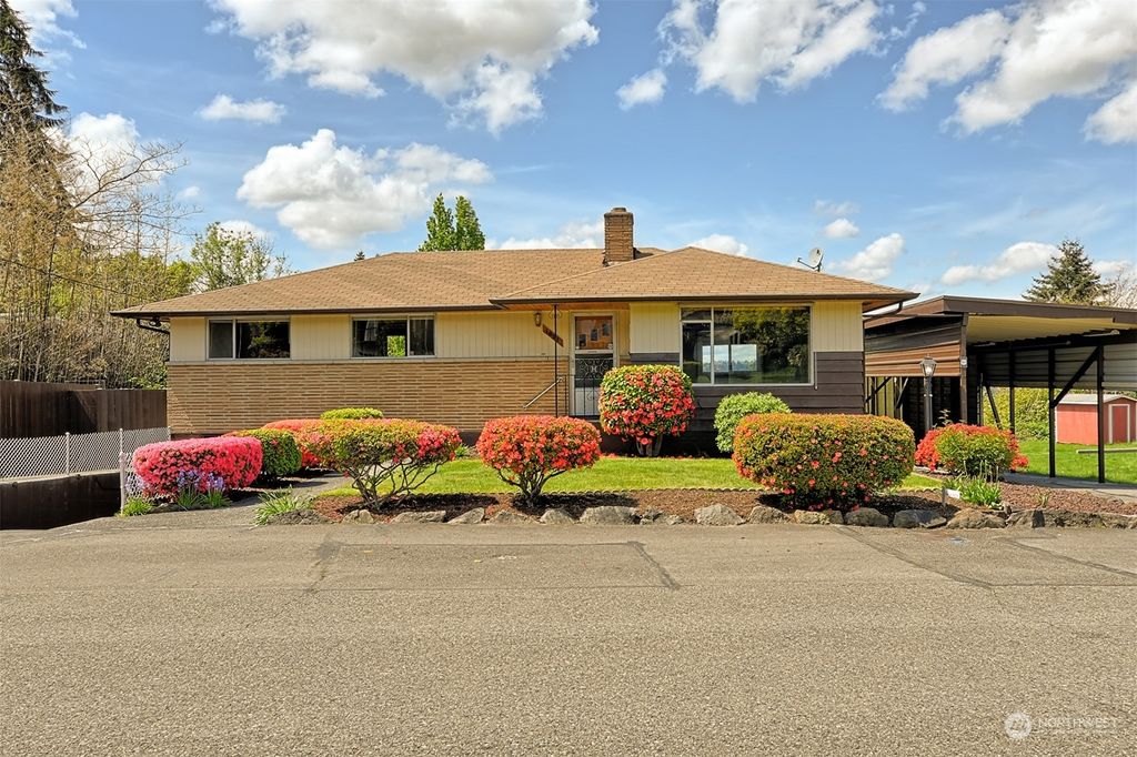Photo of 1621 Davis Avenue S, Renton, WA 98055 (MLS # 2183803)