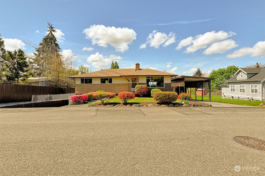Photo of 1621 Davis Avenue S, Renton, WA 98055 (MLS # 2183803)