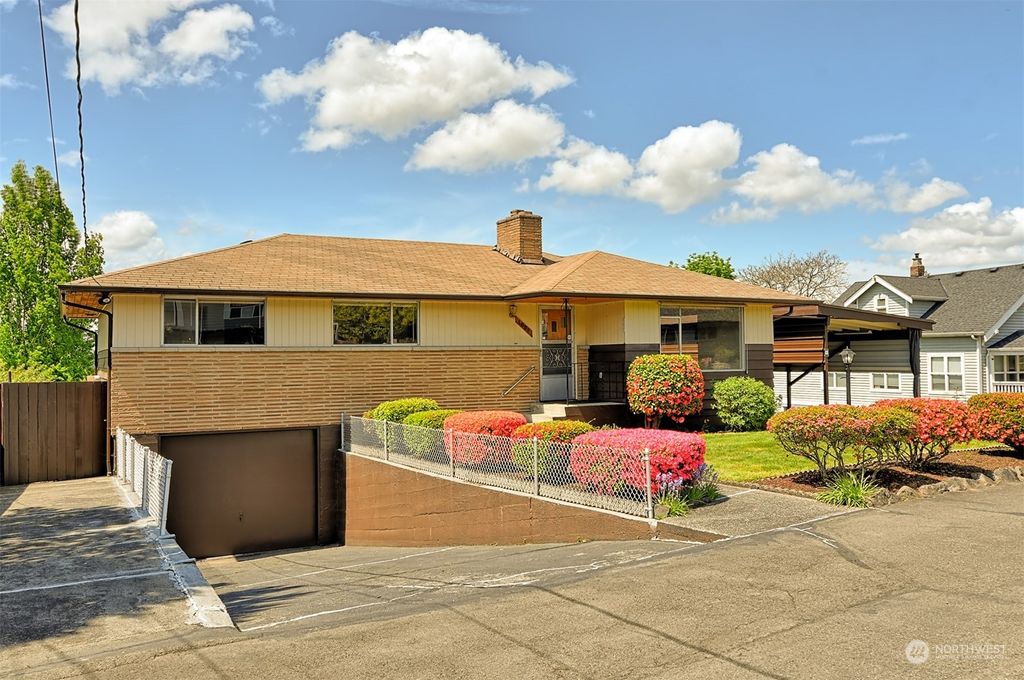 Photo of 1621 Davis Avenue S, Renton, WA 98055 (MLS # 2183803)