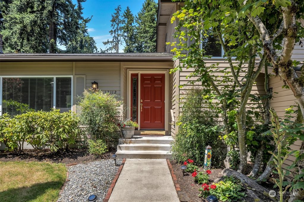 Photo of 12112 NE 68th Place, Kirkland, WA 98033 (MLS # 2131167)