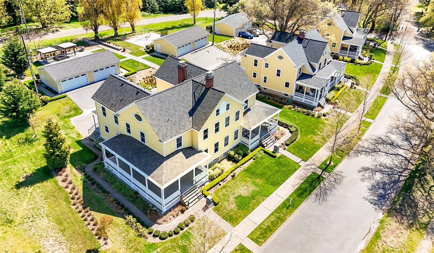 Seattle, Washington 98199, United States, 5 Bedrooms Bedrooms, ,4 BathroomsBathrooms,Residential,Active,60106