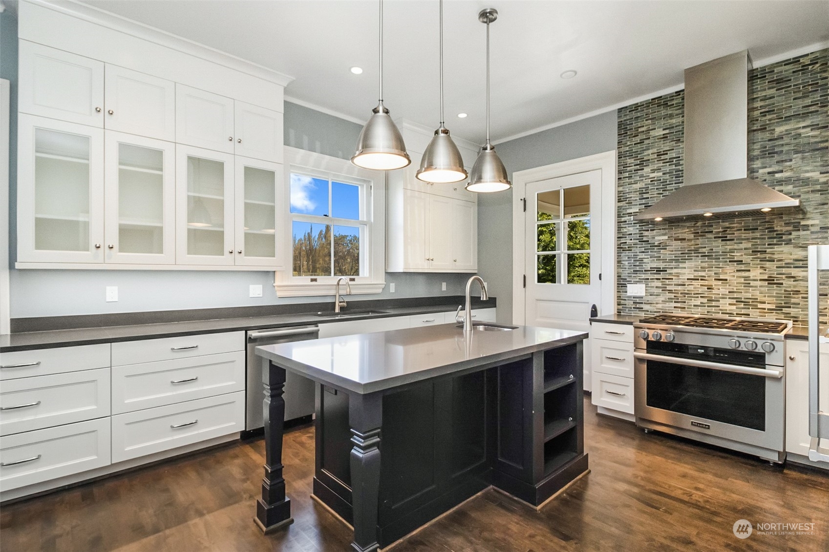 Seattle, Washington 98199, United States, 5 Bedrooms Bedrooms, ,4 BathroomsBathrooms,Residential,Active,60106