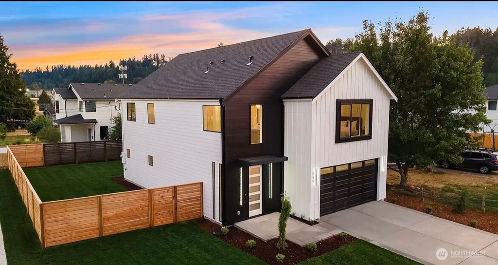 Photo of 122 4th Avenue S, Algona, WA 98001 (MLS # 2430335)