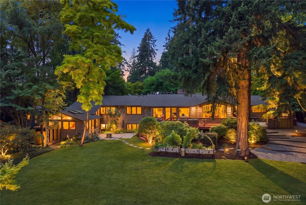 Photo of 10527 SE 27th Street, Beaux Arts, WA 98004 (MLS # 2555064)