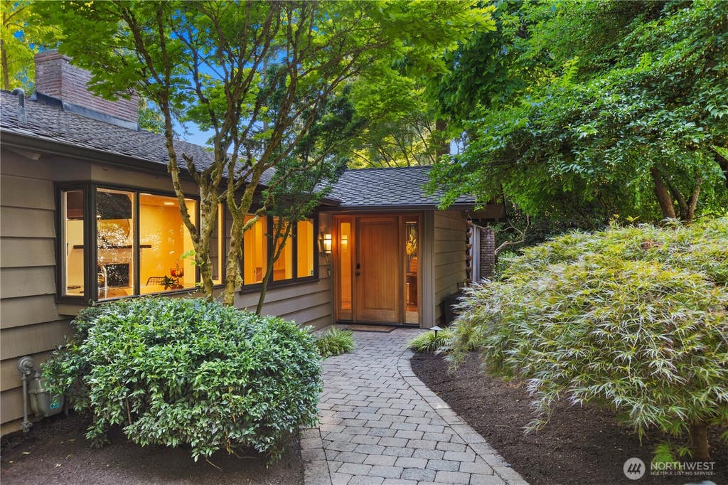 Photo of 10527 SE 27th Street, Beaux Arts, WA 98004 (MLS # 2555064)