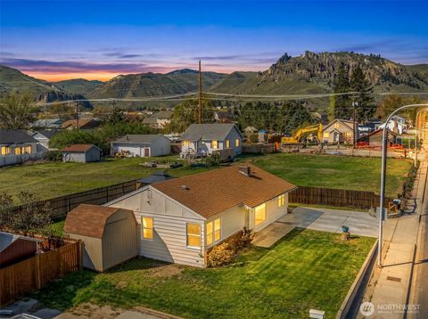 Photo of 565 Crawford Avenue, Wenatchee, WA 98801 (MLS # 2505468)