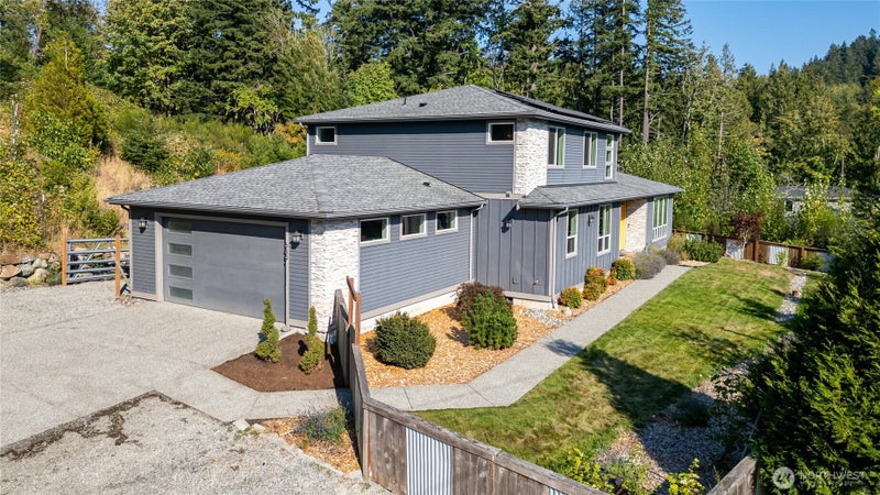689 Chuckanut Drive N