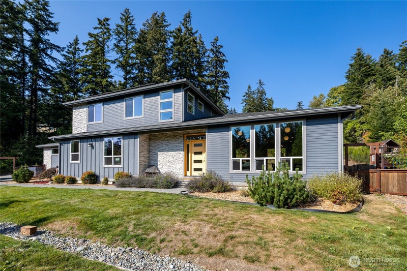 689 Chuckanut Drive N