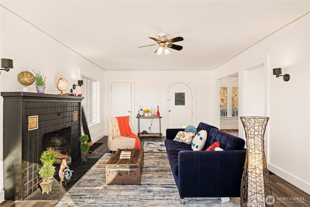 Photo of 604 academy Street, Kelso, WA 98626 (MLS # 2471977)