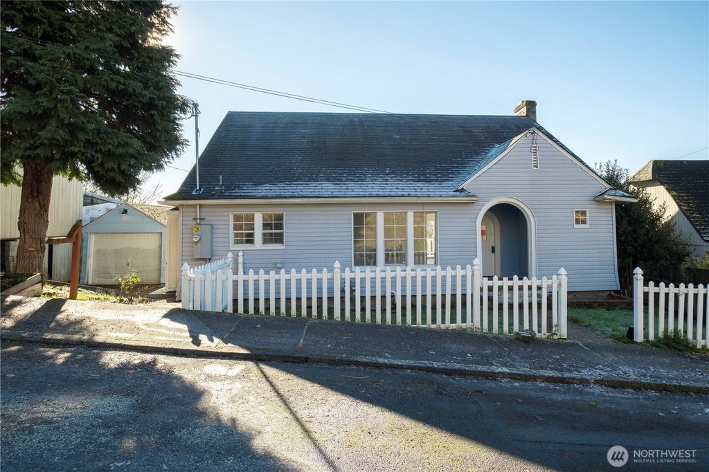 Photo of 604 academy Street, Kelso, WA 98626 (MLS # 2471977)