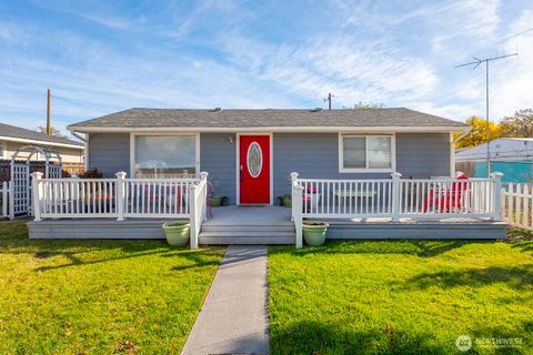Photo of 1116 Cottage Street SE, Ephrata, WA 98823 (MLS # 2446684)