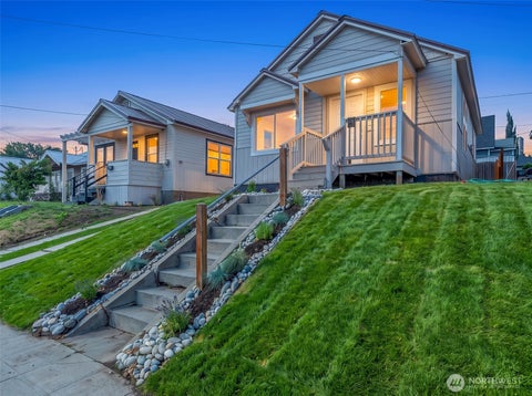 Photo of 502 Methow Street, Wenatchee, WA 98801 (MLS # 2571910)