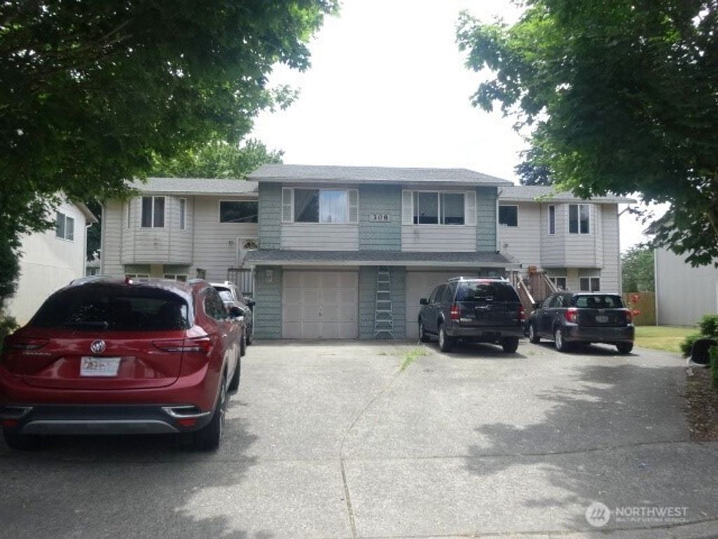 Photo of 308 35th Street SE St, Auburn, WA 98002 (MLS # 2393569)