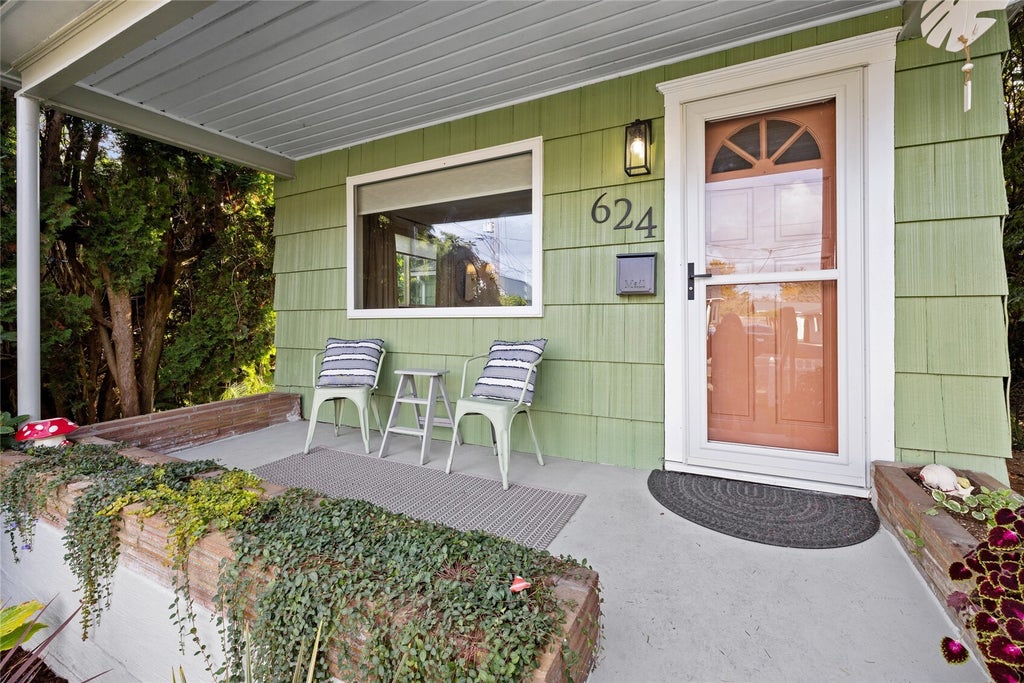 Photo of 624 Elizabeth Street, Sumner, WA 98390 (MLS # 2597721)