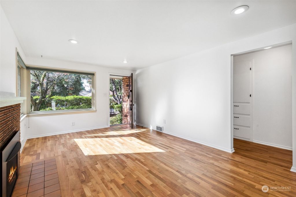 Photo of 11516 19th Avenue NE, Seattle, WA 98125 (MLS # 2170927)