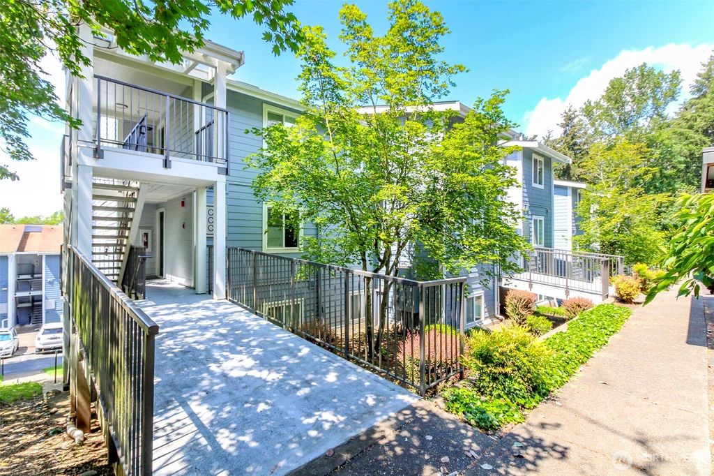 Photo of 2431 S 248th Street #C21, Kent, WA 98032 (MLS # 2525507)