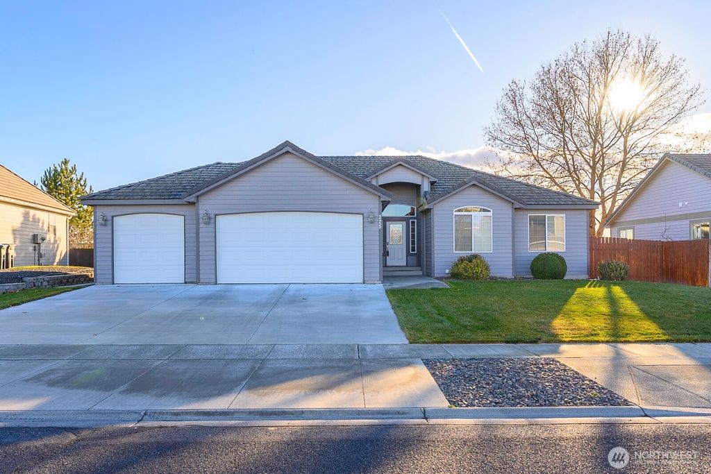 Photo of 225 E Inglewood Drive, Moses Lake, WA 98837 (MLS # 2466483)