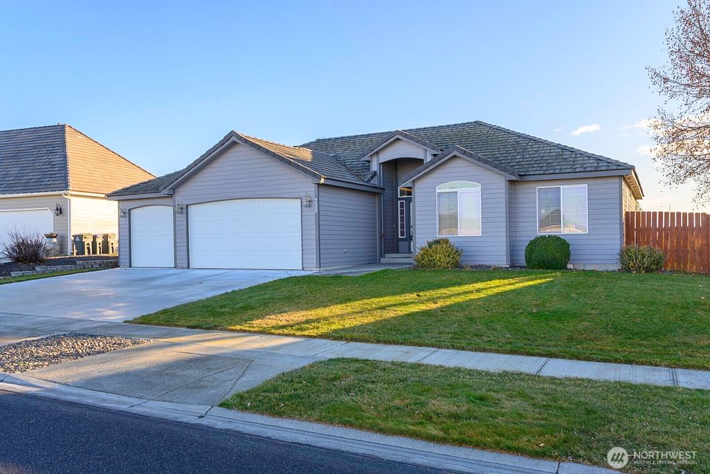 Photo of 225 E Inglewood Drive, Moses Lake, WA 98837 (MLS # 2466483)