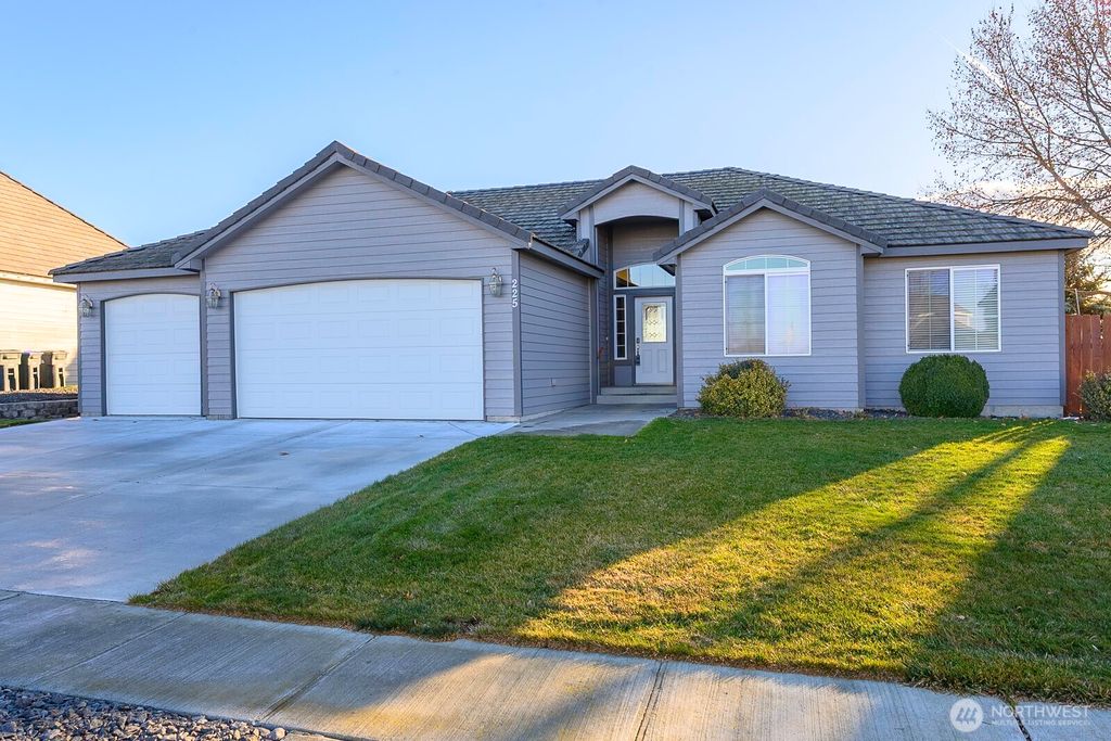 Photo of 225 E Inglewood Drive, Moses Lake, WA 98837 (MLS # 2466483)