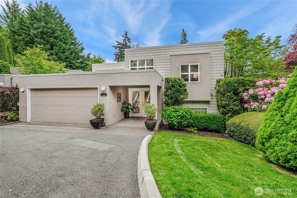 Photo of 11120 NE 106th Place, Kirkland, WA 98033 (MLS # 2376462)