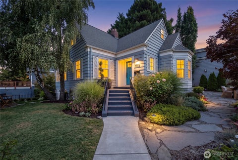Photo of 7702 Sunnyside Avenue N, Seattle, WA 98103 (MLS # 2579954)