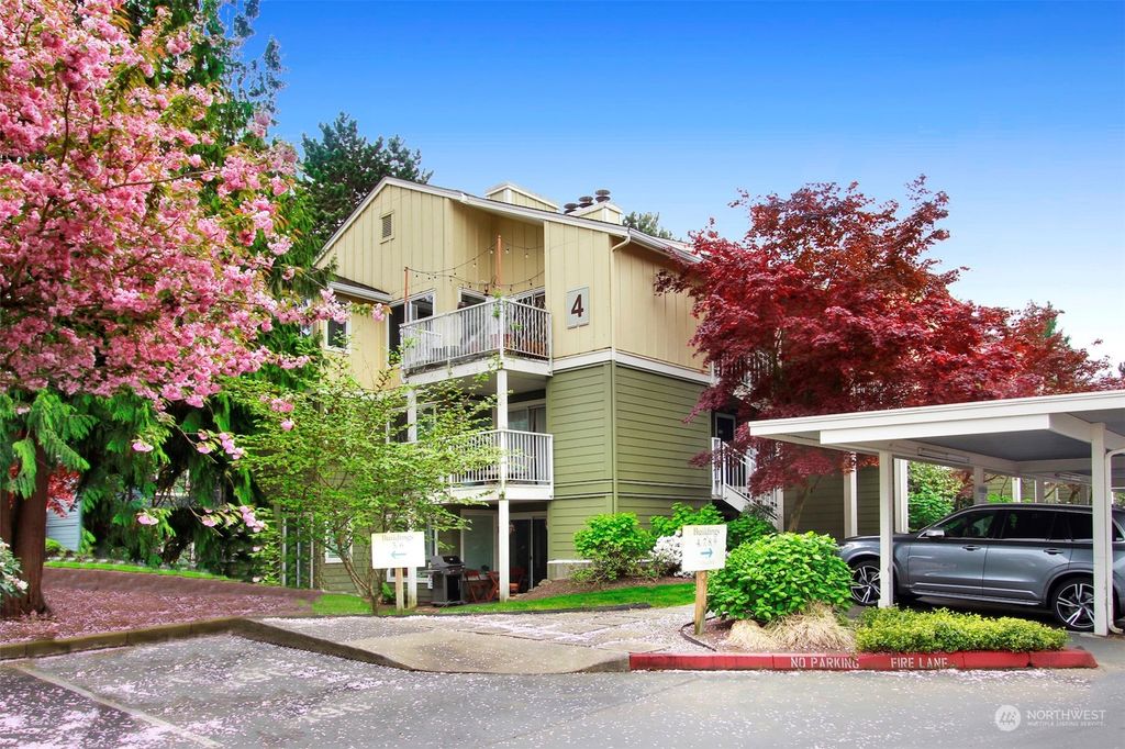 Photo of 300 N 130th Street #4102, Seattle, WA 98133 (MLS # 2227986)