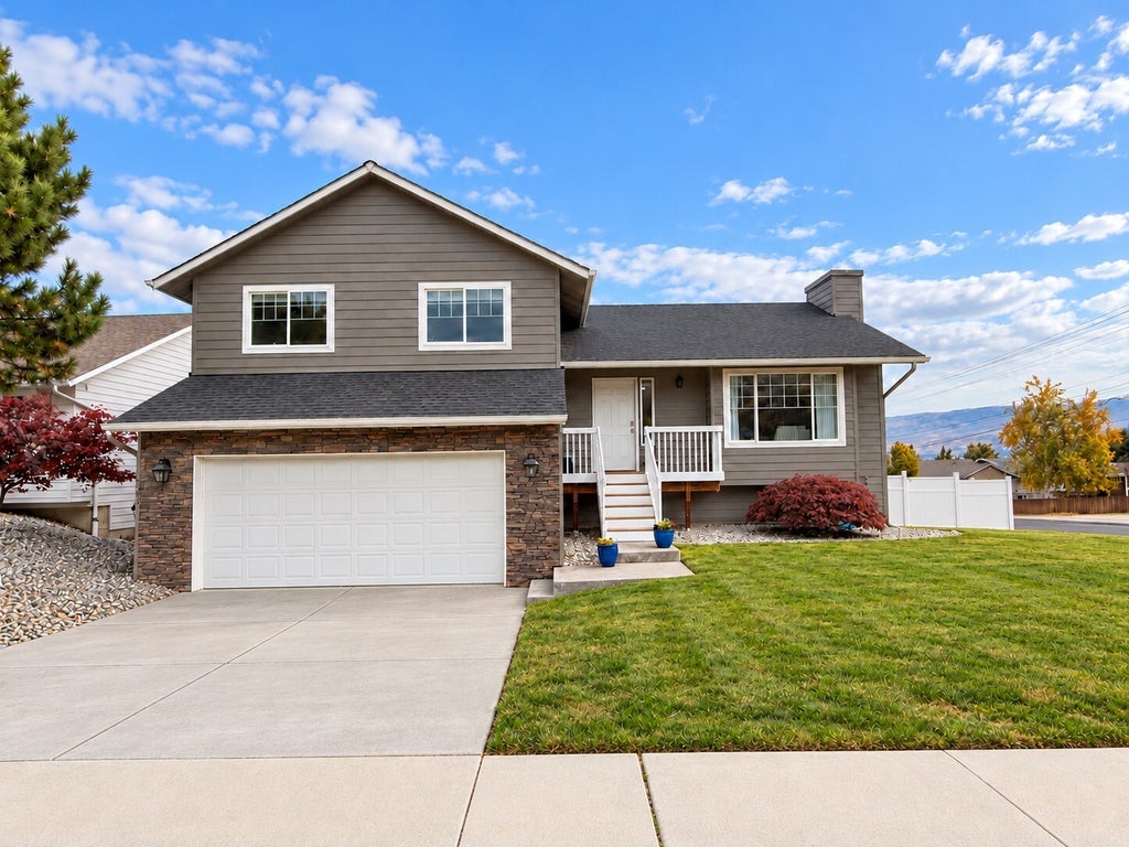 Photo of 576 Saddle Rock Loop, Wenatchee, WA 98801 (MLS # 2597379)
