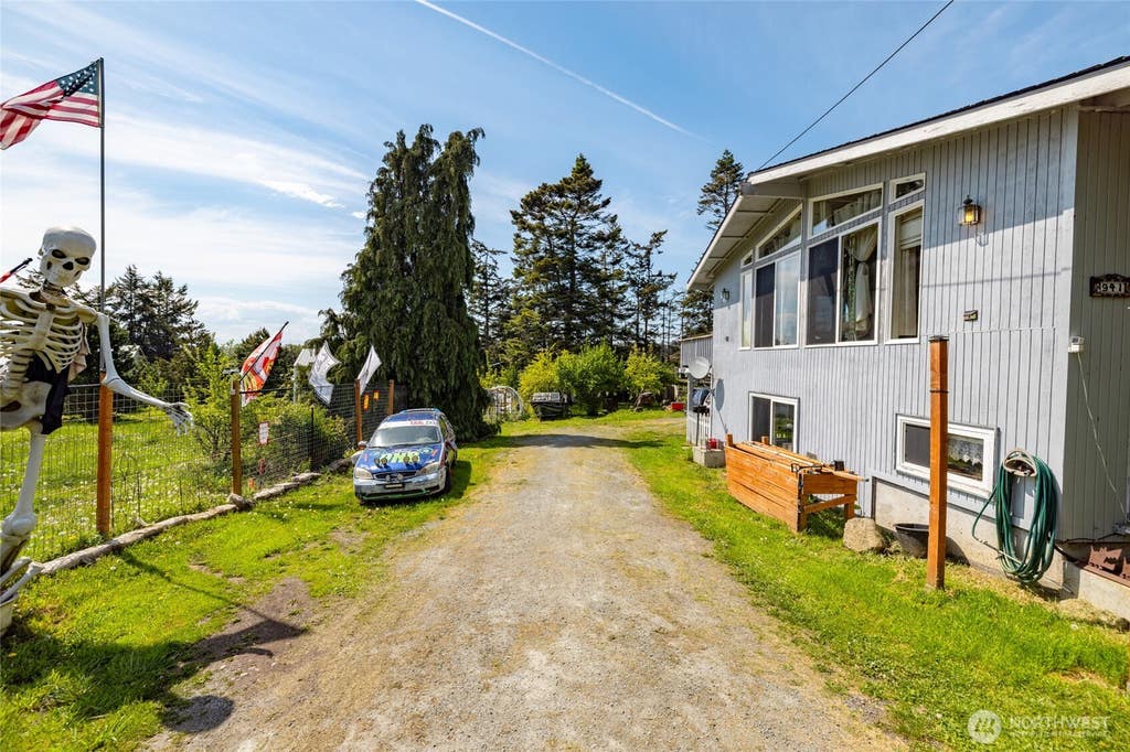 Photo of 941 Diane Avenue, Oak Harbor, WA 98277 (MLS # 2561166)