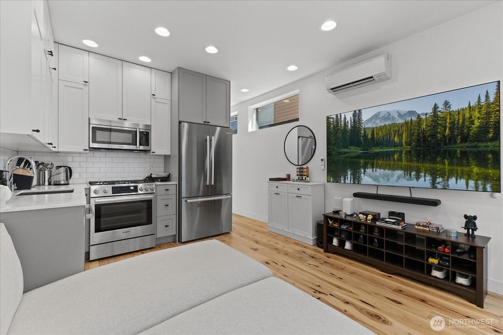 Photo of 1428 24TH Avenue #B, Seattle, WA 98122 (MLS # 2528952)