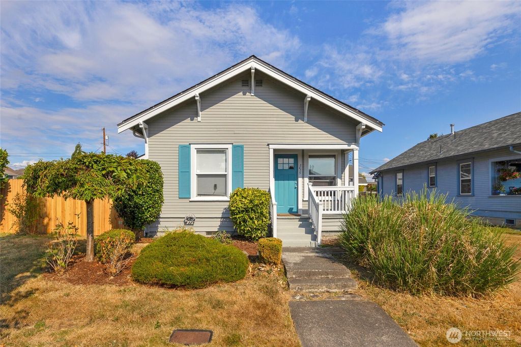 Photo of 2423 Highland Avenue, Everett, WA 98201 (MLS # 2421578)