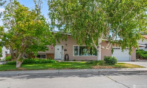 Photo of 1115 Wedgewood Avenue, Wenatchee, WA 98801 (MLS # 2475802)