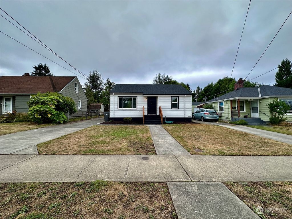 Photo of 13831 37th Avenue S, Tukwila, WA 98168 (MLS # 2149051)