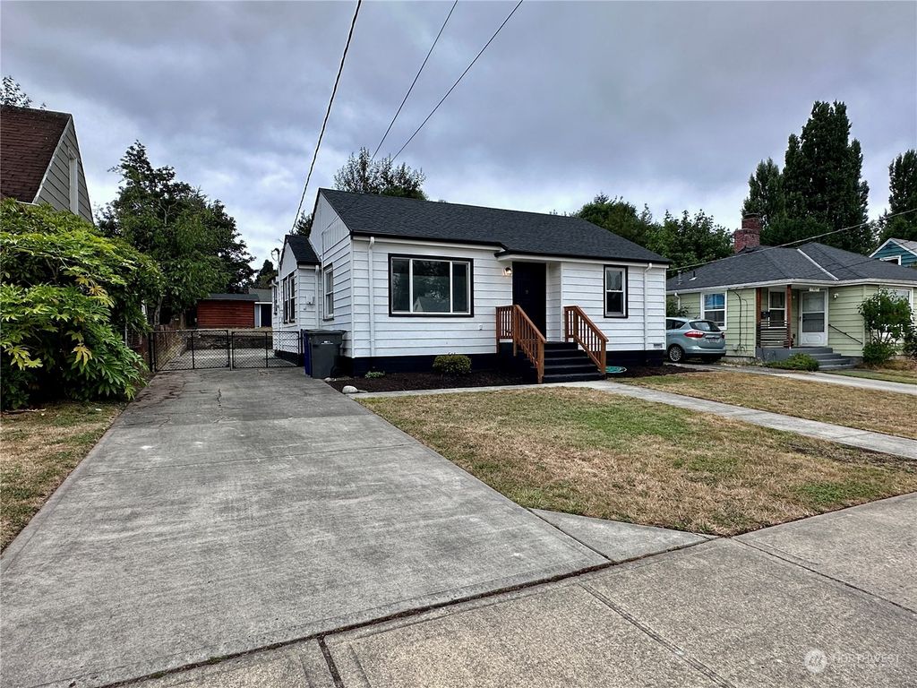 Photo of 13831 37th Avenue S, Tukwila, WA 98168 (MLS # 2149051)