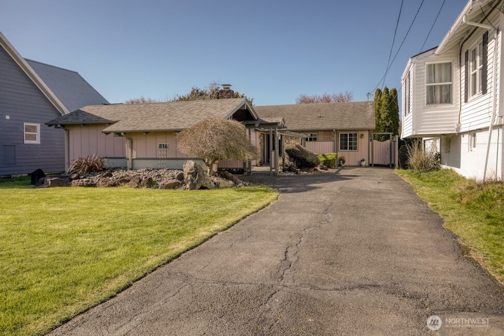 Photo of 816 Spruce Street, Hoquiam, WA 98550 (MLS # 2499112)