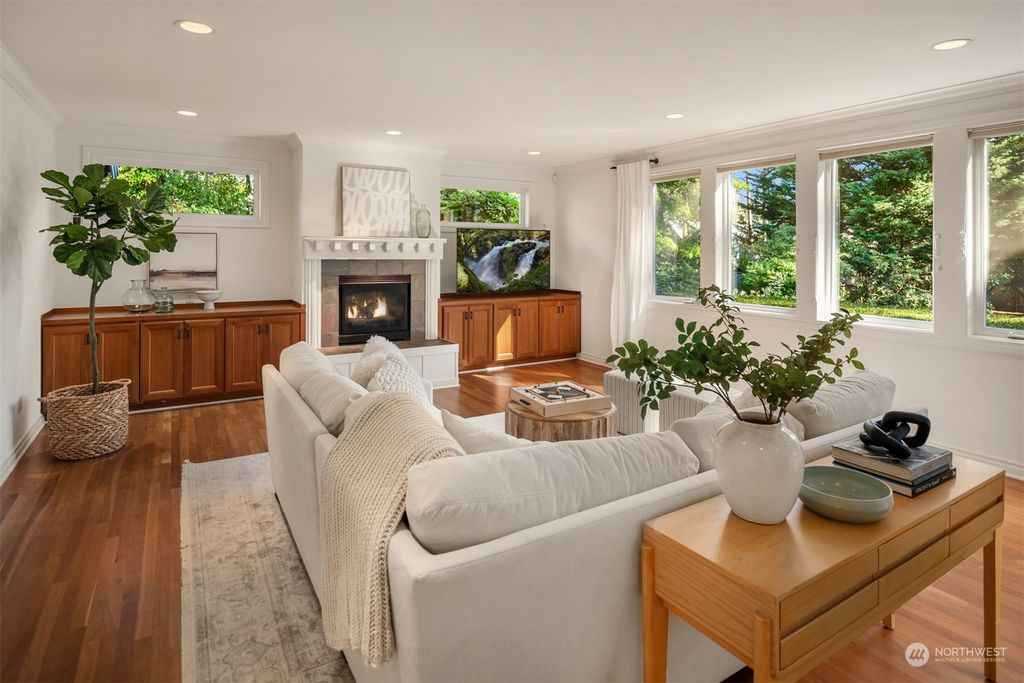 Photo of 10449 SE 22nd Street, Bellevue, WA 98004 (MLS # 2288575)