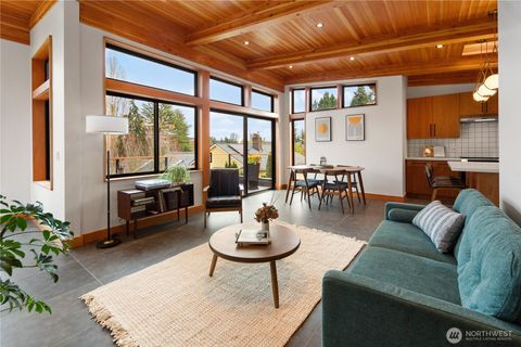 328 NE 55th Street Seattle WA 98105