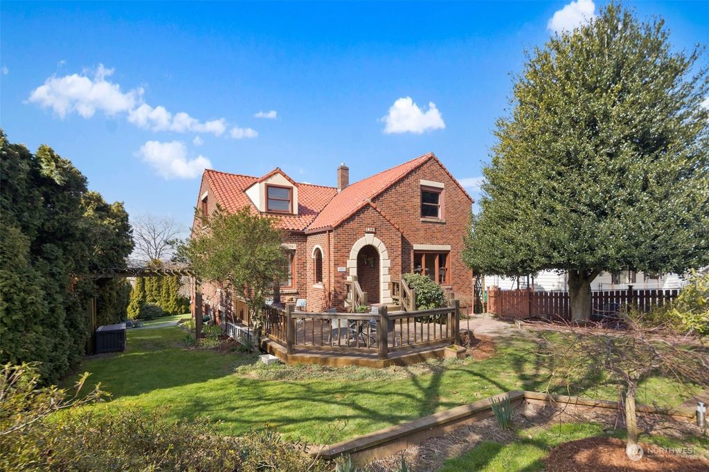 Photo of 1823 Morris Avenue S, Renton, WA 98055 (MLS # 2039376)