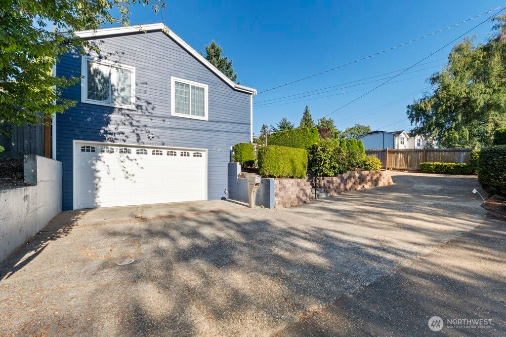 Photo of 4026 Island Crest Way Way, Mercer Island, WA 98040 (MLS # 2414291)