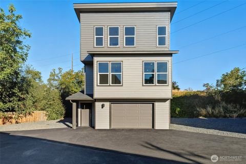Photo of 817 Lewis Street, Walla Walla, WA 99362 (MLS # 2443172)