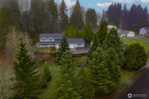 Photo of 109 Cliff Wood Ln, Kelso, WA 98626 (MLS # 2464021)