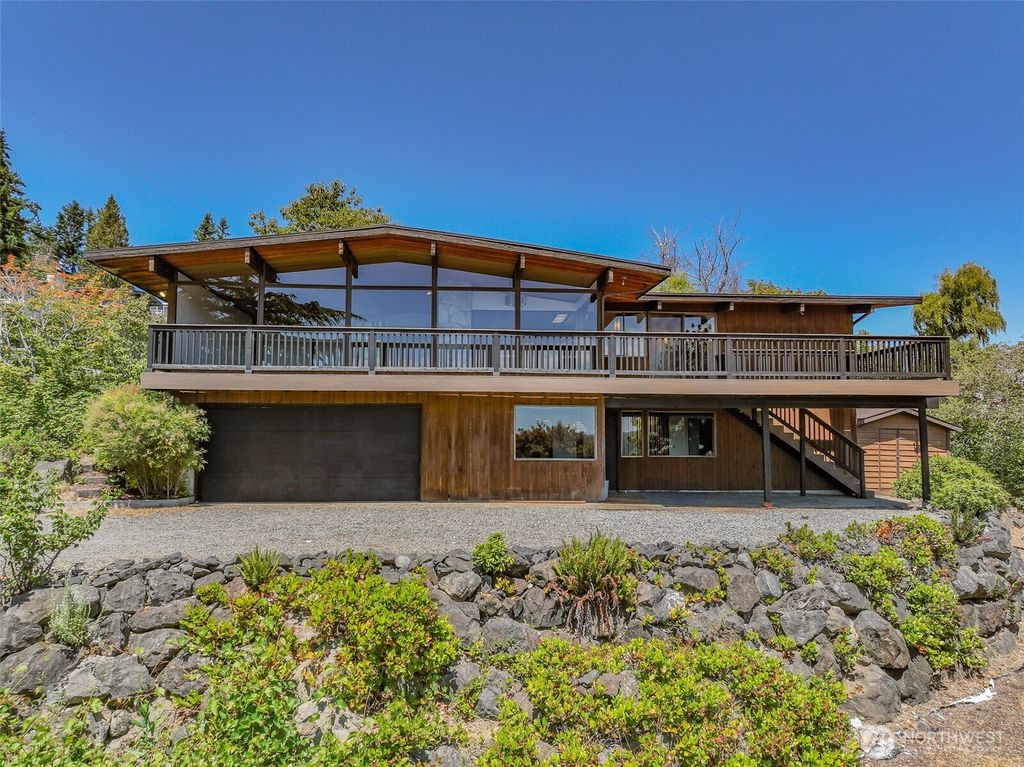 Photo of 21030 6th Avenue S, Des Moines, WA 98198 (MLS # 2402462)