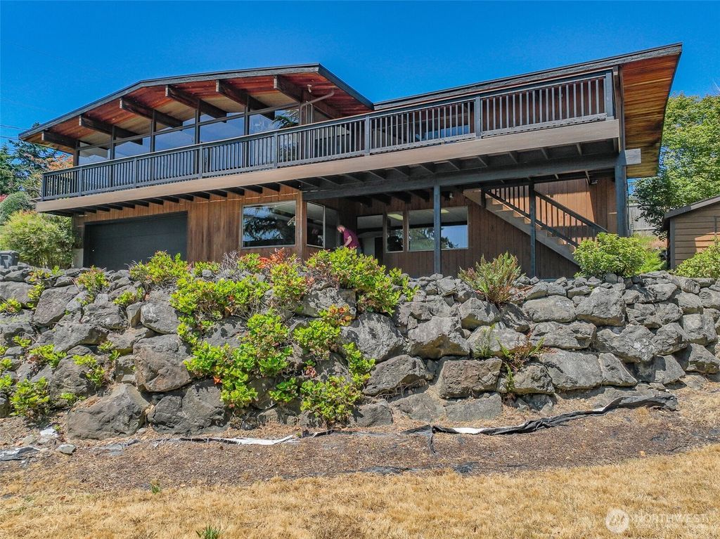 Photo of 21030 6th Avenue S, Des Moines, WA 98198 (MLS # 2402462)