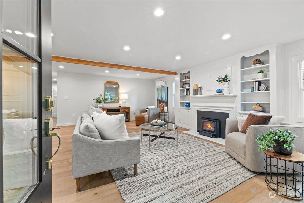 Photo of 12520 14th Avenue NE, Seattle, WA 98125 (MLS # 2322634)